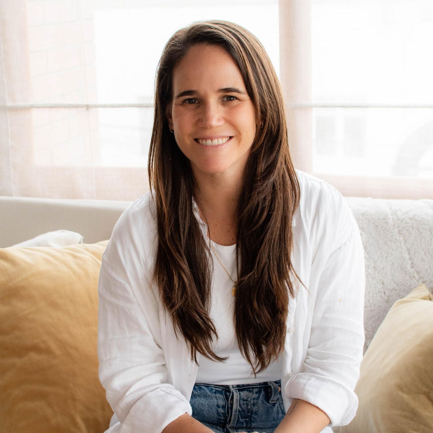 Daniella Andrade sonríendo.
