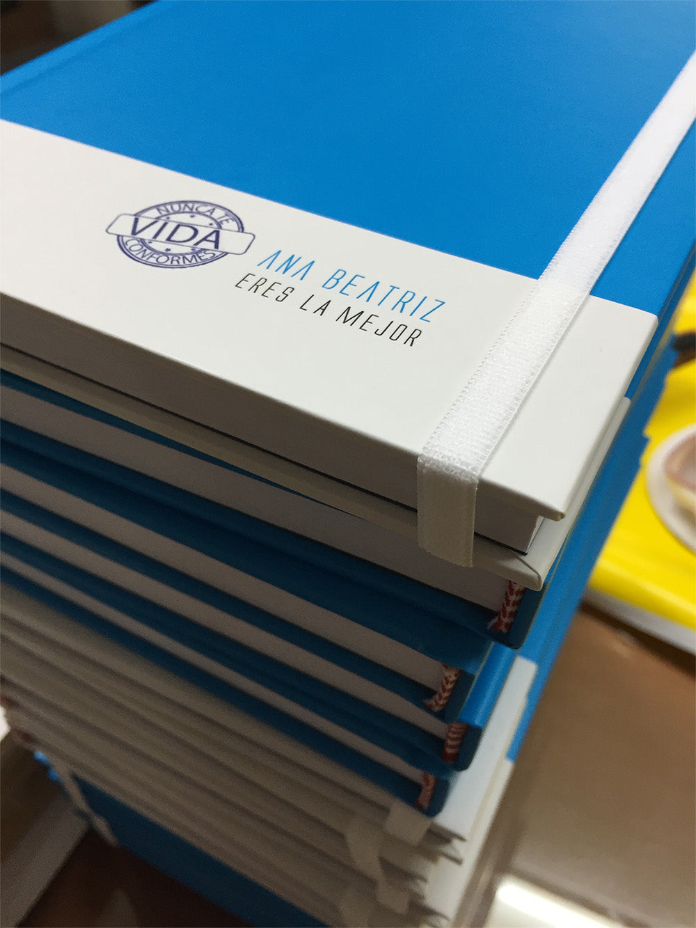 Agendas apiladas sobre una mesa.