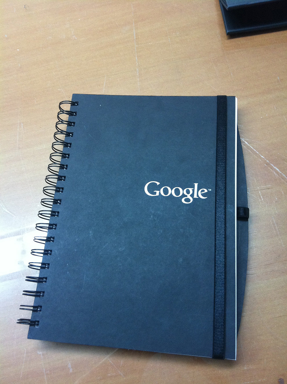 Una agenda sobre una mesa.