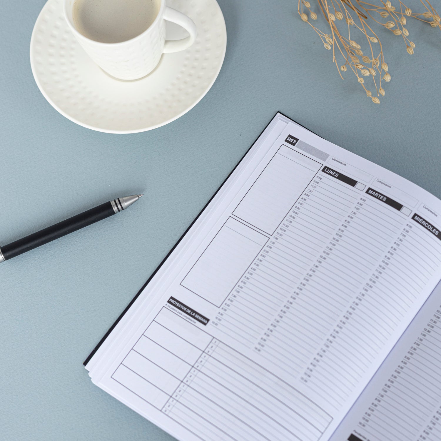 Una agenda sobre una mesa.