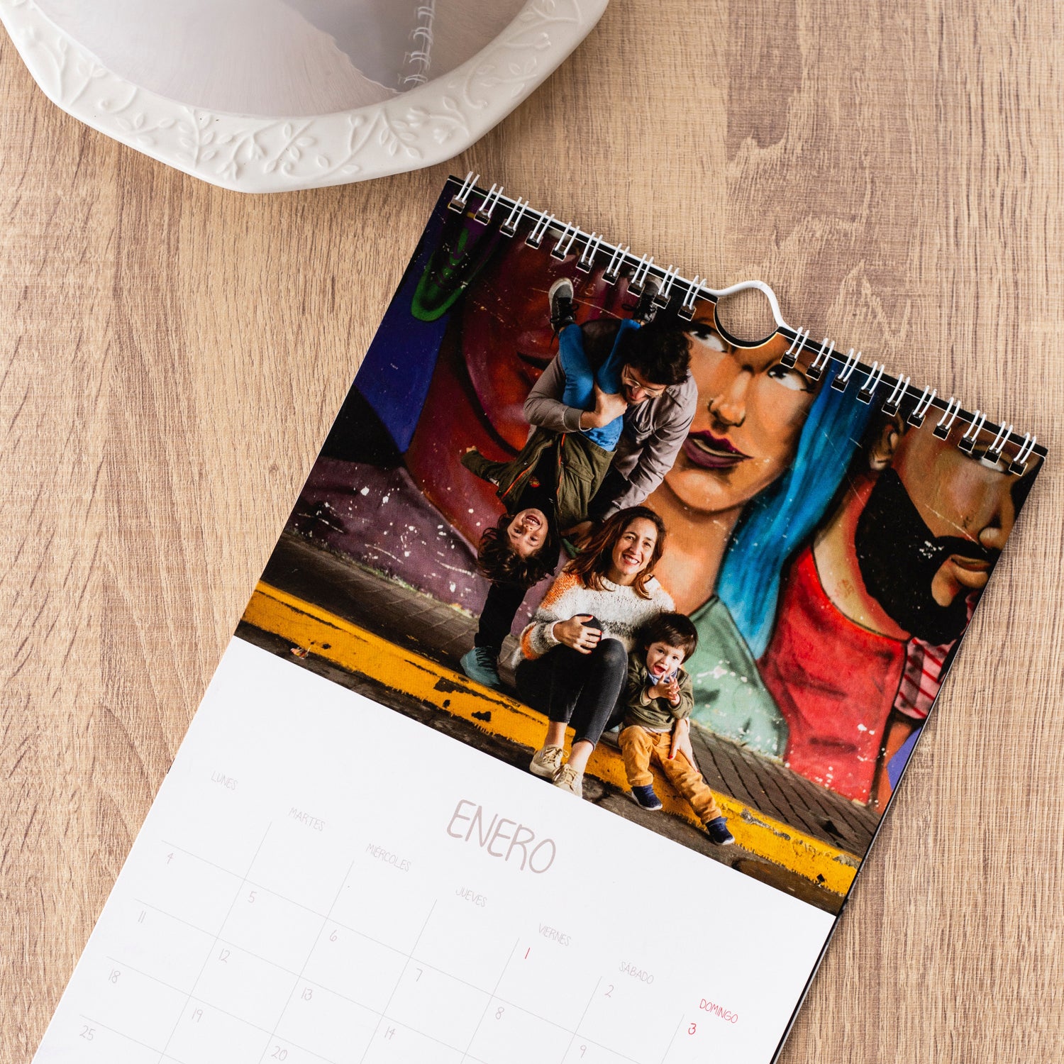 Un calendario sobre una mesa.