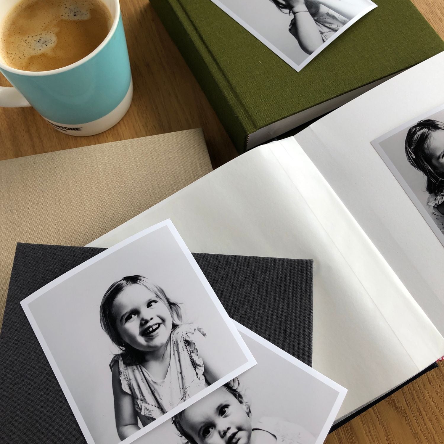Fotografías impresas sobre una mesa.