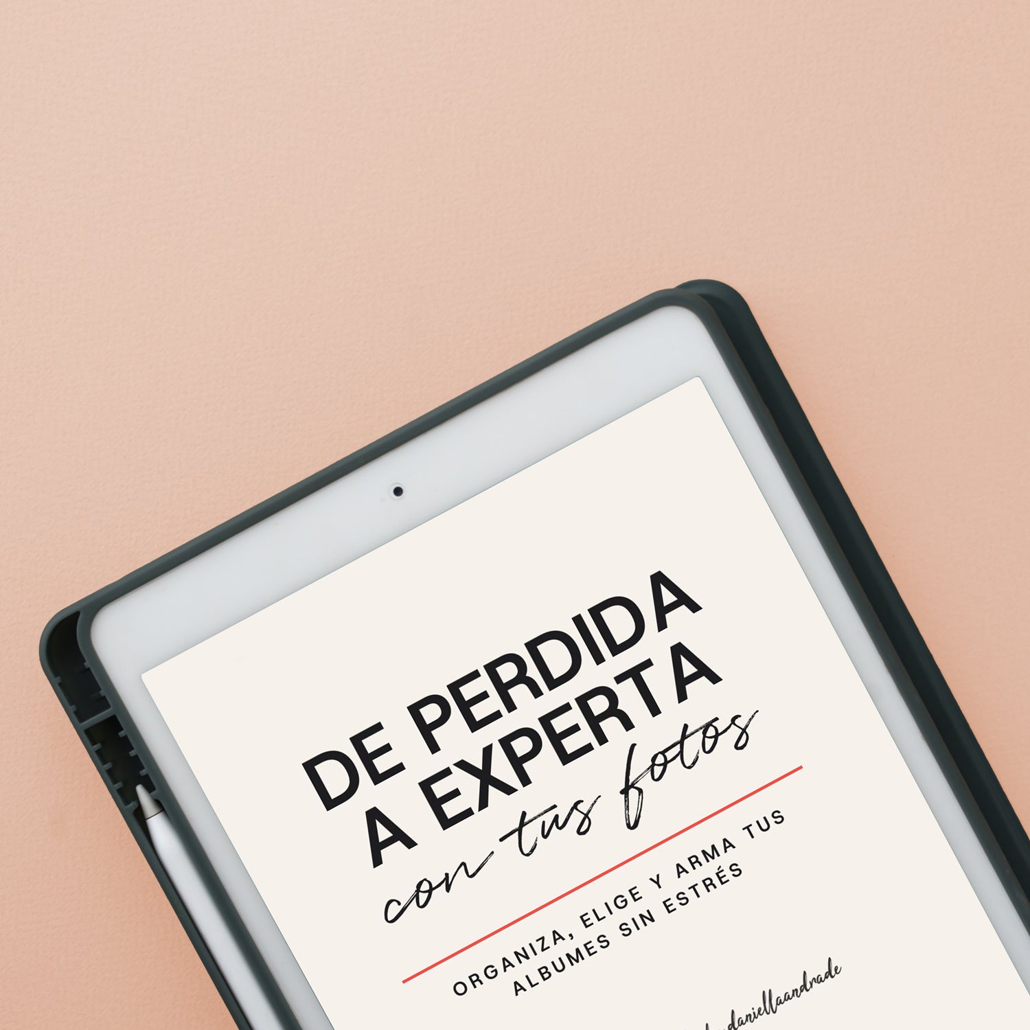 Un ipad sobre una mesa. En la pantalla hay un pdf con el título "De Perdida a Experta con tus fotos". 