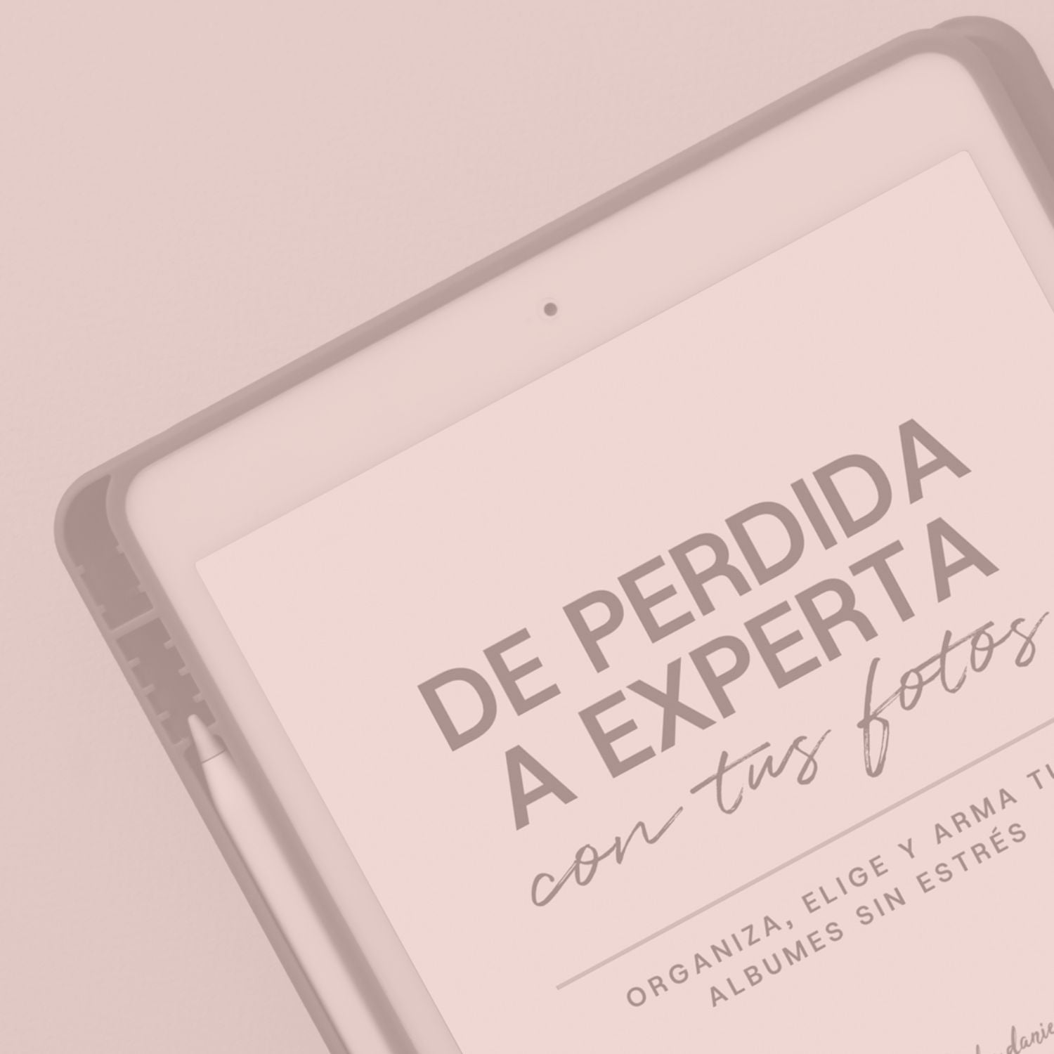 Ipad sobre una mesa. En la pantalla se lee el título de un pdf llamado "De perdida a experta con tus fotos".