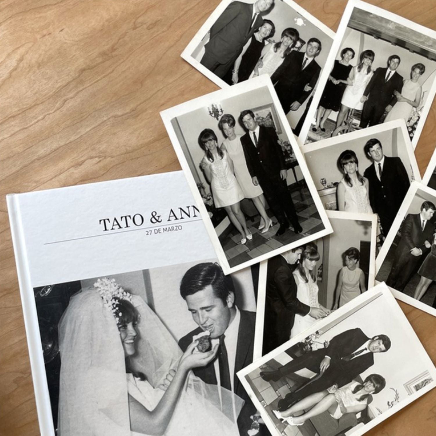 Muchas fotos impresas sobre una mesa. Las fotos muestran un matrimonio.