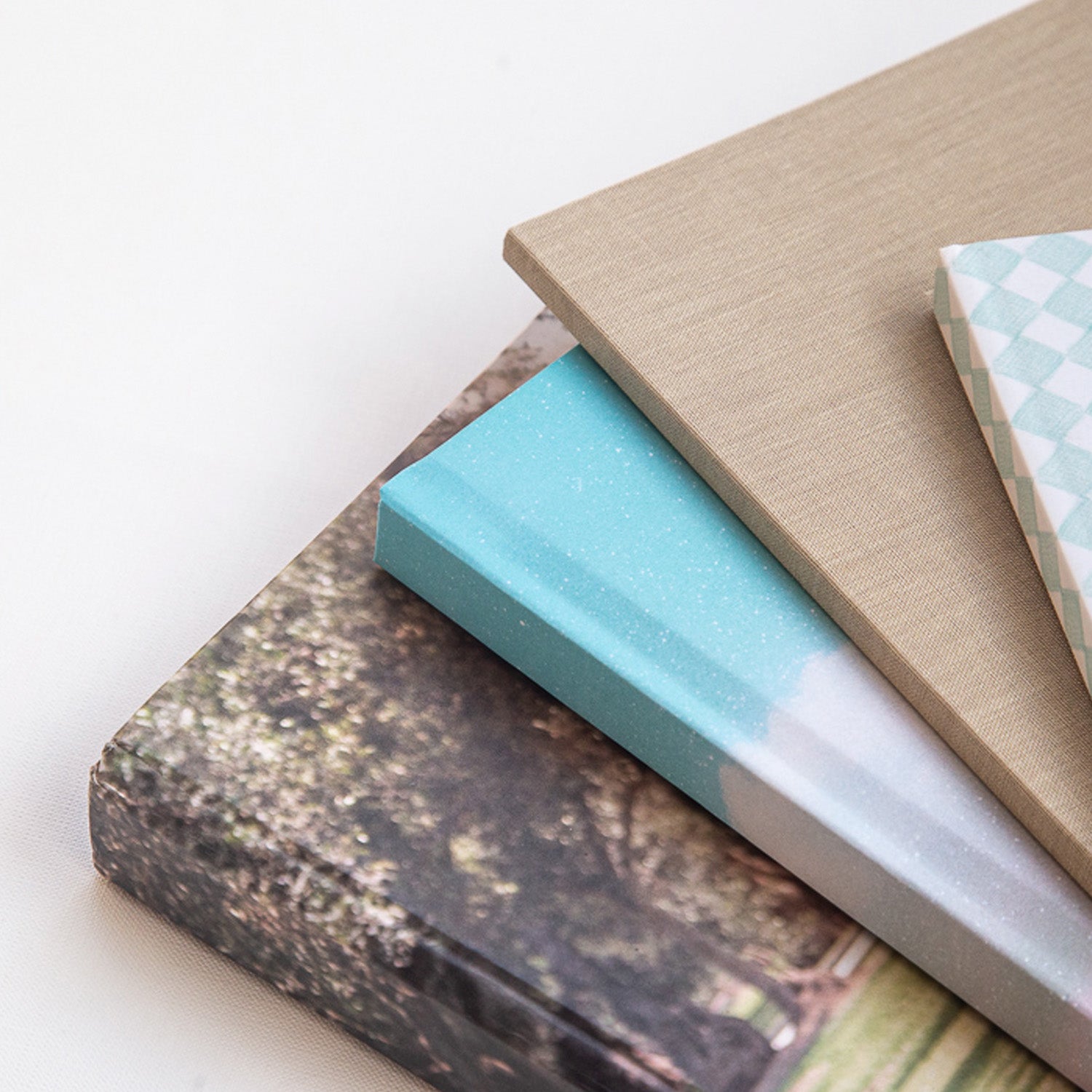 Cuadernos sobre una mesa.