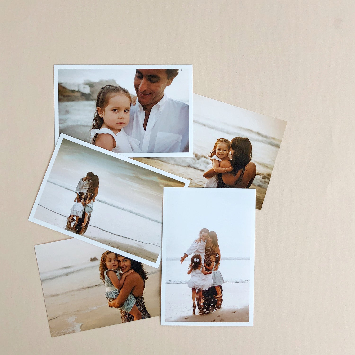 Fotos impresas sobre una mesa.