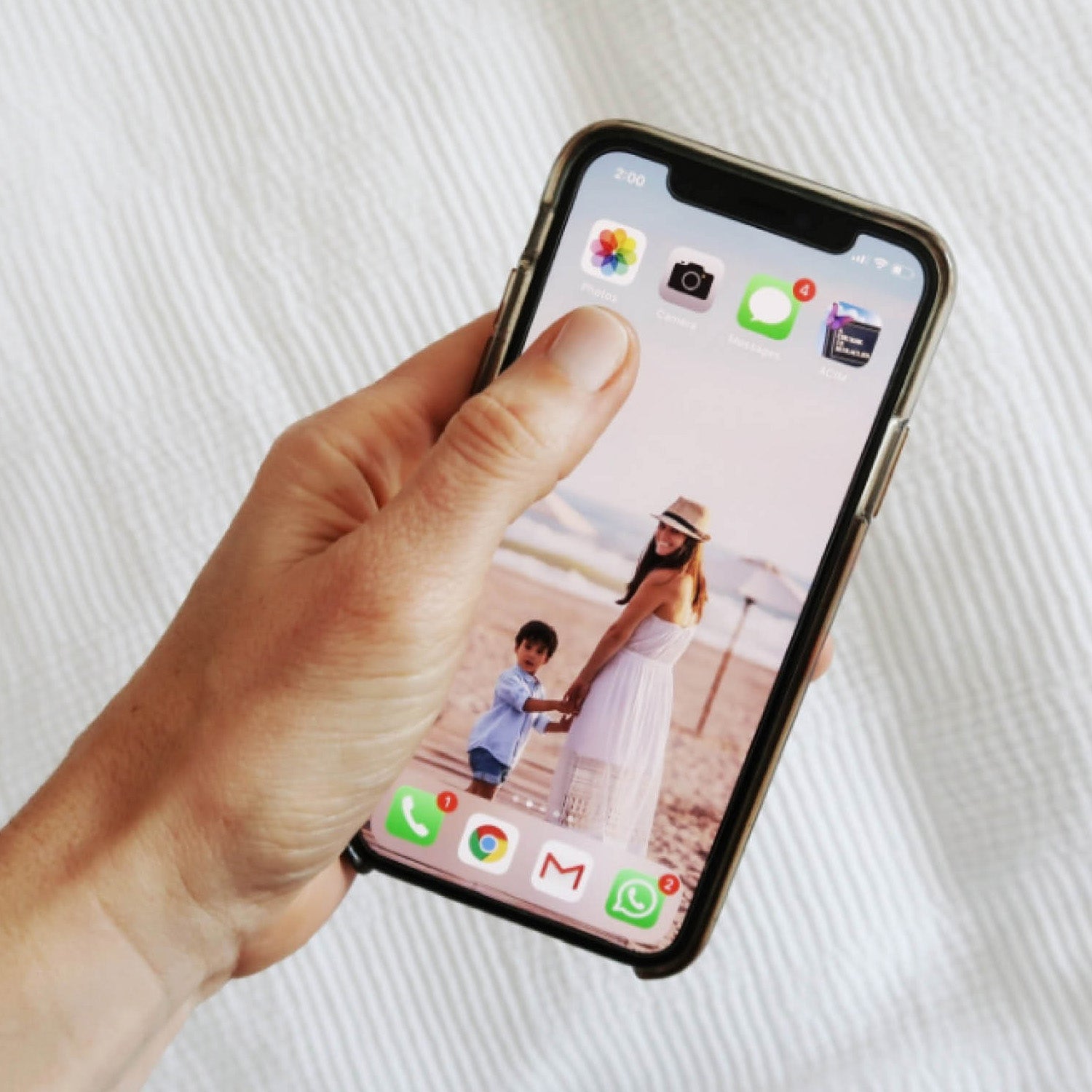 Una mano sujeta un iphone.