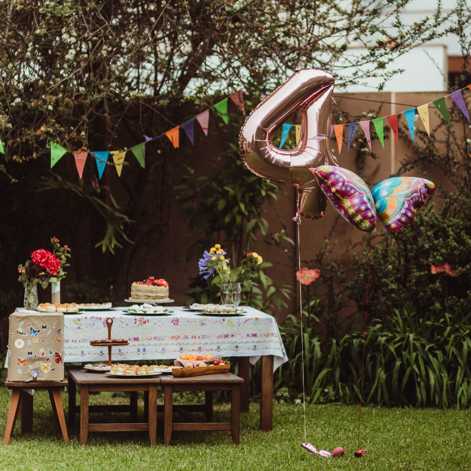 Una fiesta de cumpleaños infantil en un jardín.