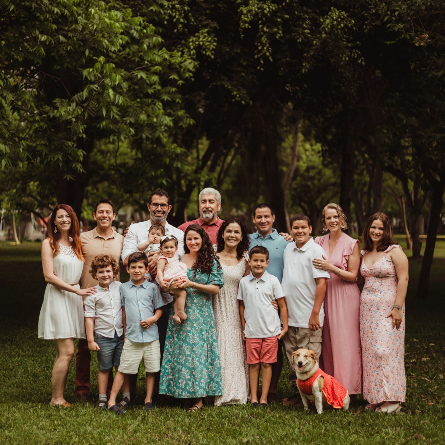 Una familia sonríe en un parque.