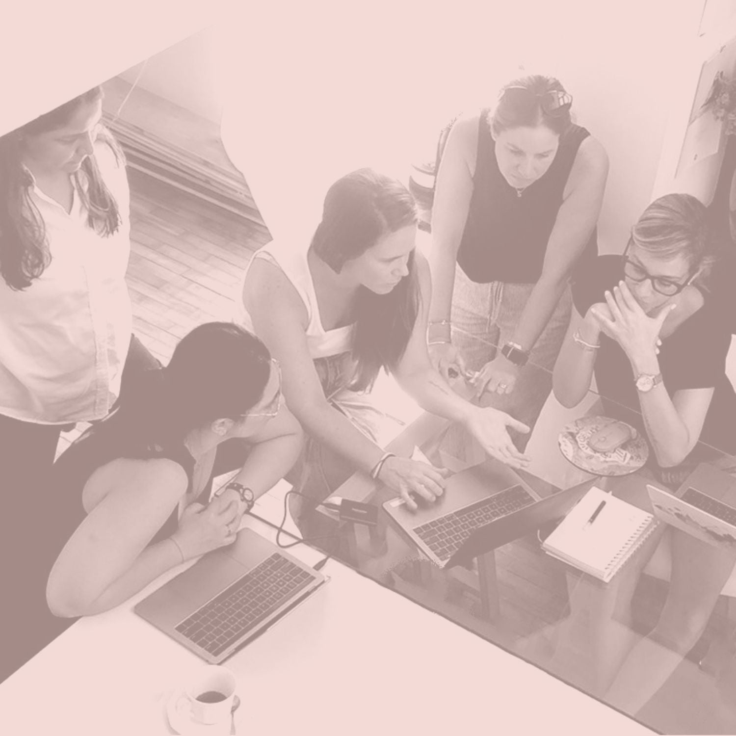 Un grupo de personas conversando al rededor de una mesa.