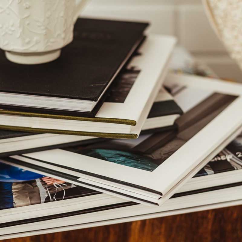 Libros apilados sobre una mesa.