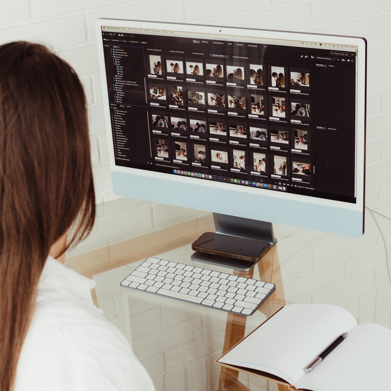 Una computadora sobre un escritorio. En la pantalla se ven muchas fotos.