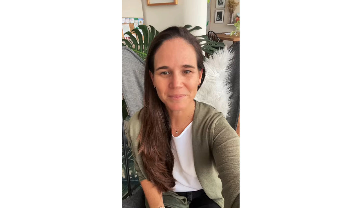 Daniella Andrade sonríe a la cámara.