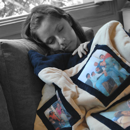 Mujer durmiendo con manta personalizada